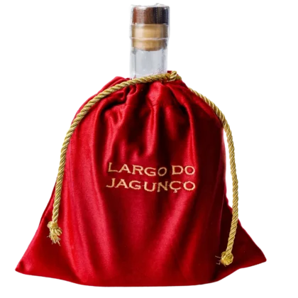 Garrafa de Cachaça Largo do Jagunço Nobre Especial Estações com ensaque em veludo vermelho