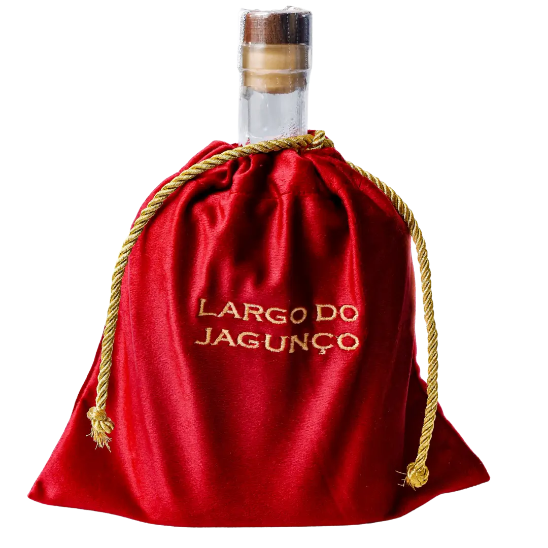 Garrafa de Cachaça Largo do Jagunço Nobre Especial Estações com ensaque em veludo vermelho