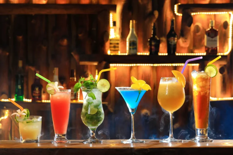 Drinques variados preparados com cachaça para celebrar o Dia Nacional da Cachaça