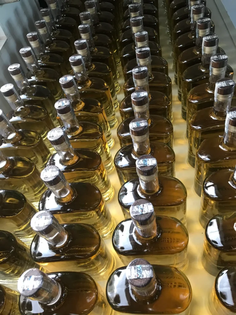 Produção de cachaça artesanal premium em garrafas Largo do Jagunço
