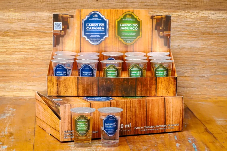 Caixinhas de cachaça Largo do Capanga e Largo do Jagunço com 14 copinhos de 50 ml