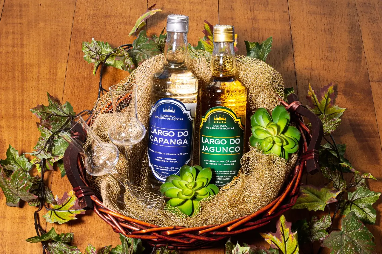 Cesta com Cachaça Largo do Capanga e Largo do Jagunço acompanhadas de taças